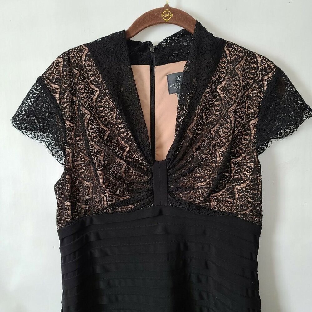 Adrianna Papell Lace Cocktail Dress Black Sz 8 Shutter Pleating Fitted V Neck - Picture 4 of 9